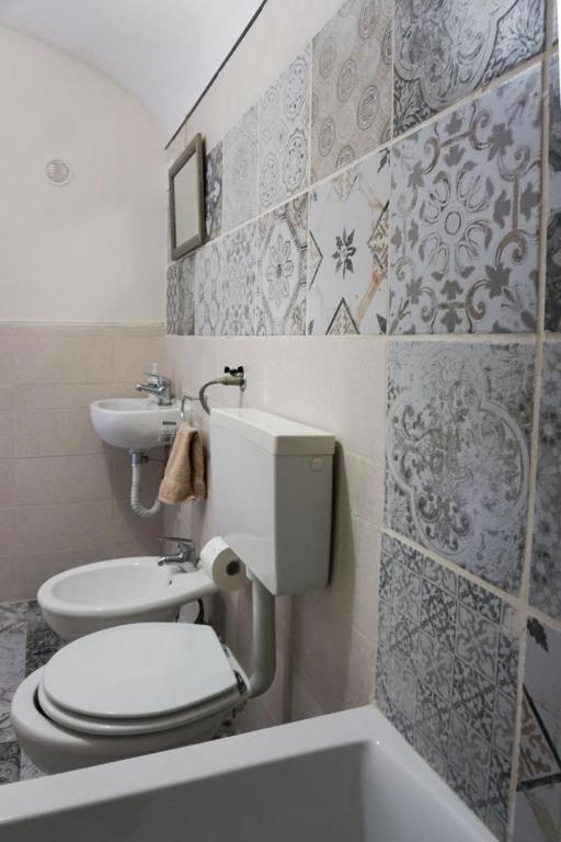Blue Courtyard Not Valid Apartment Bari Bagian luar foto